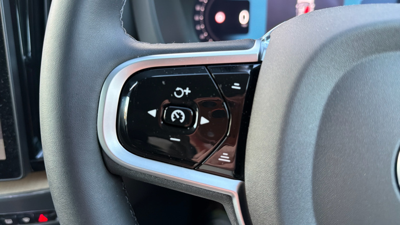 Volvo XC60 2.0 B5P Plus Dark 5dr AWD Geartronic Petrol Estate